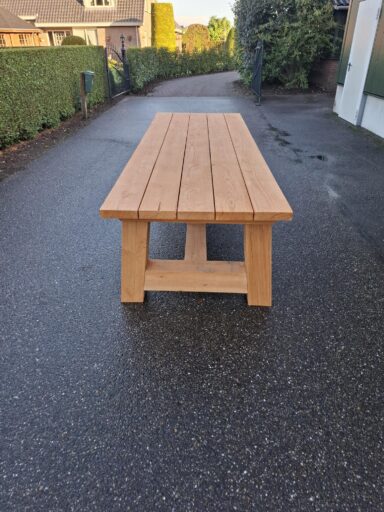 Deze prachtige handgemaakte tuintafel met afmetingen 300cmx106cmx76cm. LxBxH is een echte "must have" in uw tuin of terras. Met zijn zware onderstel van poten 20x20cm en een blad van balken 6x20cm is dit een onverwoestbaar tuinmeubel, geschikt voor jarenlang plezier. Door de bewerking van het hout met Douglas olie is deze tafel tegen alle weersinvloeden bestand en zal gegarandeerd zijn prachtige Douglas kleur behouden. Wij denken graag met u mee voor alle maatwerk tuinmeubels of speeltoestellen.